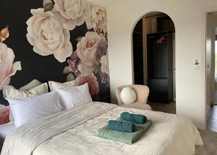 Rose Blossom Apartment In Paris